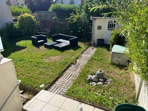 Zdjęcie z galerii obiektu Jolie maison de ville avec terrasse et jardin w mieście Warcq