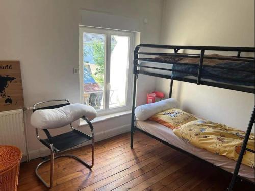 Poschodová posteľ alebo postele v izbe v ubytovaní Jolie maison de ville avec terrasse et jardin