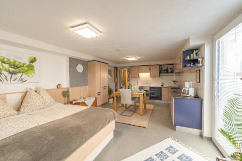 1 Schlafzimmer mit einem großen Bett und einer Küche in der Unterkunft Ferienhaus Karoline in Lichtpold