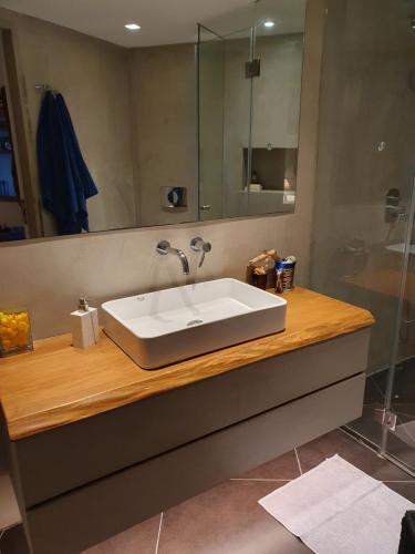 Ένα μπάνιο στο POROS Summer Apartment - Neorio