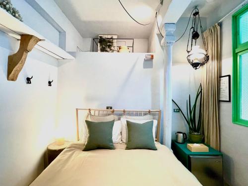 een slaapkamer met een bed in een kamer bij No 79 in Tainan in Tainan