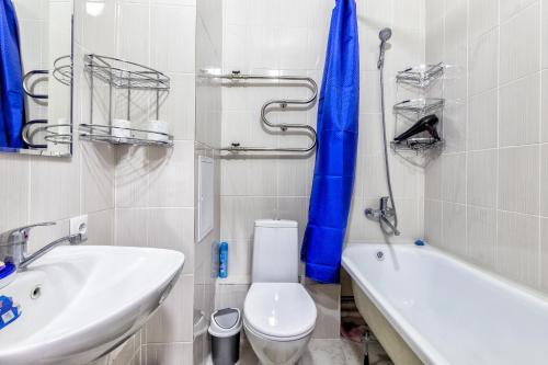 een badkamer met een wastafel, een toilet en een ligbad bij Квартира в центре города 7-й этаж in Taldykolʼ