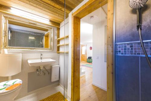 La salle de bains est pourvue de toilettes et d'un lavabo. dans l'établissement Ferienhaus Südeifel, à Waxweiler