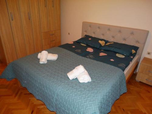 dois rolos de papel higiénico numa cama em Miro's Place em Skopje