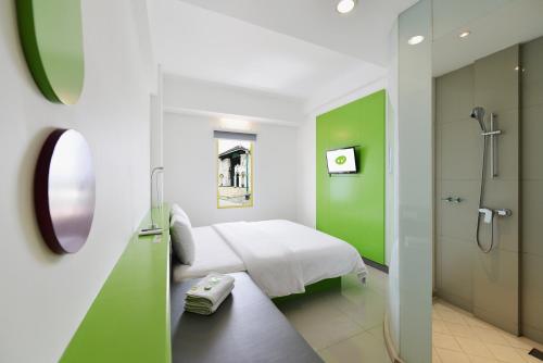 a hospital room with a bed and a shower at POP! Hotel Malioboro - Yogyakarta in Yogyakarta