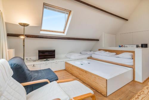 Un pat sau paturi într-o cameră la Charm aan zee - loftstudio met privé terras