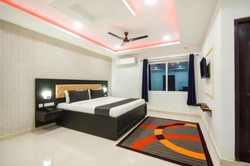 a bedroom with a bed and a ceiling fan at OYO Collection O Red Velvet Premium in Bālianta