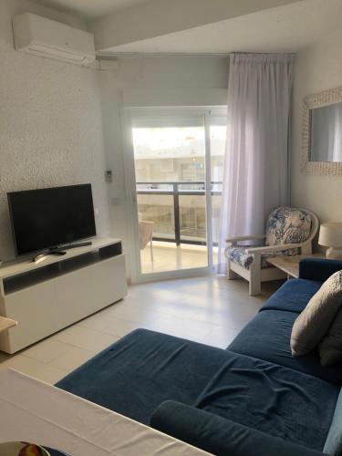 Sala de estar con cama y TV en Skol Block C, en Marbella