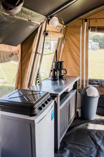 - une cuisine avec cuisinière dans l'établissement Europe tents camping Domaine des Messires, à Herpelmont