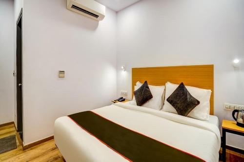 a bedroom with a large bed in a room at Super Townhouse 380 Sector 19 Indiranagar Near Fun Republic Mall in Vibhuti Khand