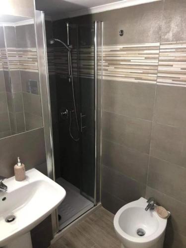 Un baño con ducha, inodoro y lavabo. en B&B Nonno Walter, en Torre del Greco