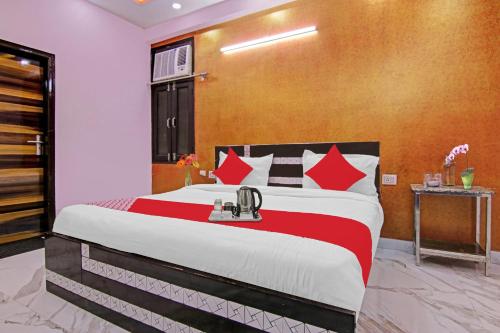 Postel nebo postele na pokoji v ubytování Super Hotel O Rishabh Inn