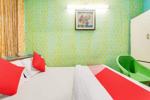 a bedroom with a bed and a green wall at SPOT ON Hotel Wonderfull Inn in Visakhapatnam