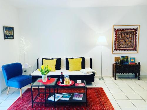 a living room with a couch and a coffee table at Appartamento con giardino al Melograno in Locarno