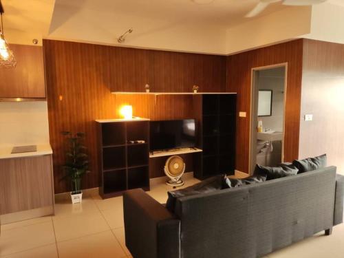 un soggiorno con divano nero e TV di HB816 -Cyberjaya-Netflix-Wifi-Parking, 3036 a Cyberjaya