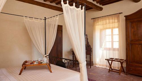 Postel nebo postele na pokoji v ubytování Hotel Relais Palazzo di Luglio