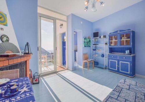 Elle comprend un salon doté de murs bleus et d'une cheminée. dans l'établissement Delizia Caprese, à Massa Lubrense