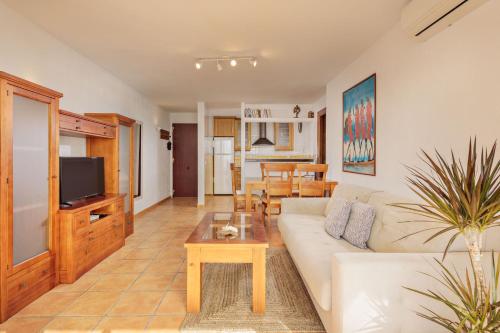 sala de estar con sofá y mesa en Sunny Beach Apartment, en Estepona