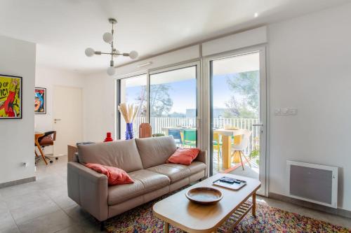 - un salon avec un canapé et une table dans l'établissement Nice flat with terrace in La Garde near the beach - Welkeys, à La Garde