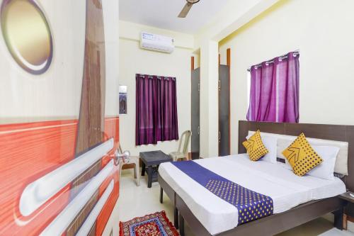 Кровать или кровати в номере OYO Hotel Srinidhi Inn Near Bharat Nagar Metro Station