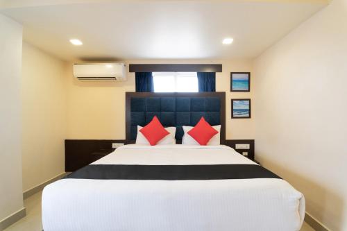 sypialnia z dużym łóżkiem z czerwonymi poduszkami w obiekcie Hotel Seatree w mieście Raspari Palao