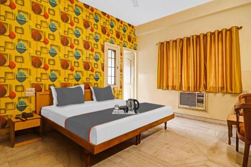 Katil atau katil-katil dalam bilik di Capital O Samrat Palace Near Nampally Station