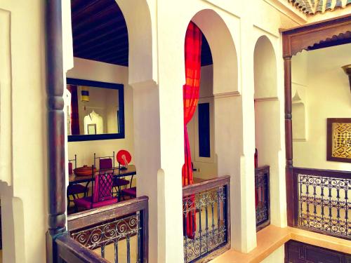 uma varanda com vista para um quarto em Riad Les 5 Soeurs em Marrakech