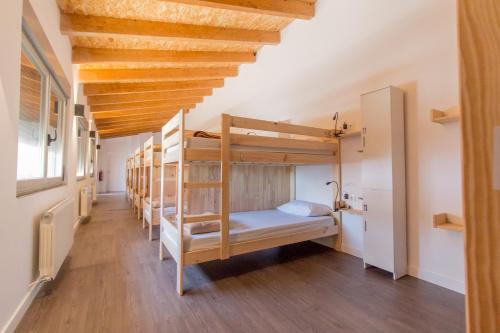 AlbergueMyway emeletes ágyai egy szobában