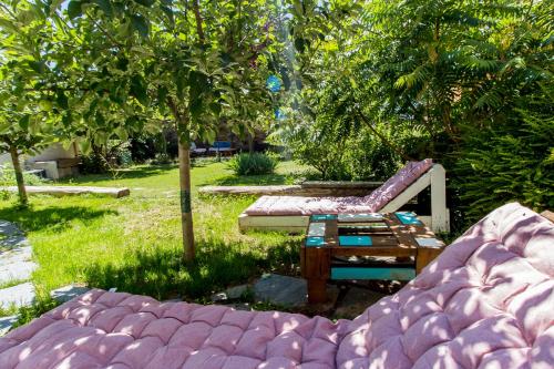 a garden with a couch and a table and trees at MyWay Albergue de Peregrinos in Astorga