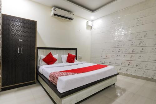 Säng eller sängar i ett rum på OYO Hotel Samrat