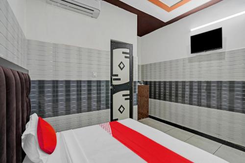 a room with a bed and a tv in it at OYO Flagship 80810 Hotel H N J in Meerut