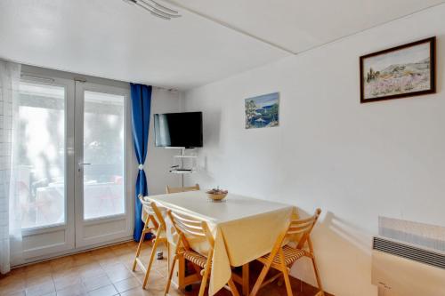 une salle à manger avec une table et des chaises dans l'établissement Duplex Cigarra - Welkeys, à Bandol