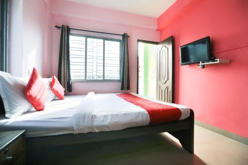 Un pat sau paturi într-o cameră la OYO City Palace