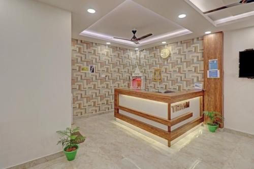 een lobby met een receptie in een kamer bij Super Collection O Hotel Spot Light Near Tughlakabad Station Metro Station in Indraprastha
