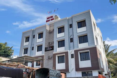 Kharadi的住宿－Hotel Eon Inn Near Pune Airport，上面有标志的建筑
