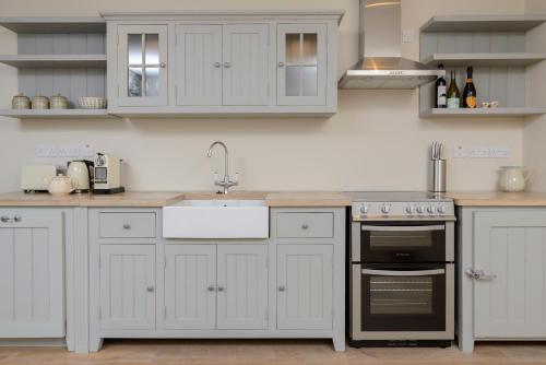 Η κουζίνα ή μικρή κουζίνα στο Shrubbery Mews Luxury Apartment