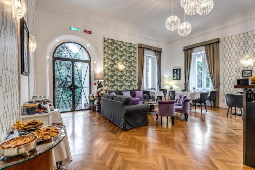 - un salon avec un canapé et une table dans l'établissement Mangili Garden Hotel, à Rome