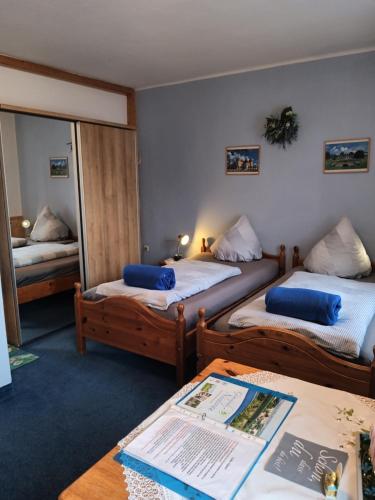 una camera d'albergo con due letti e un tavolo di Gästehaus Schirner a Niederau