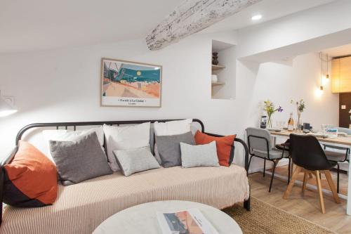 salon z kanapą i stołem w obiekcie Suite Mugel - 3 étoiles - Welkeys w mieście La Ciotat
