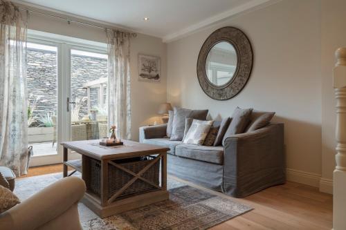 uma sala de estar com um sofá e uma mesa em Shrubbery Mews Luxury Apartment em Kenmare