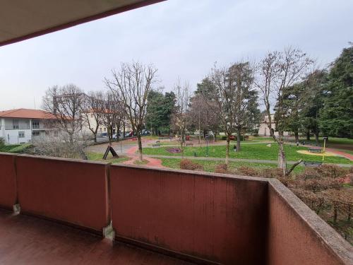a balcony with a view of a park at Appartamento La finestra sul Parco in Dalmine