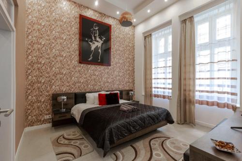 um quarto com uma cama e uma fotografia na parede em Exclusive Marilyn Apartment in the Heart of Budapest em Budapeste