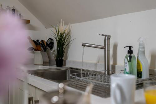 Fotografie z fotogalerie ubytování The Old Plough, mix of 1 bed and 3 bed units, rustic charm, super king bed or twins, en-suite, secure parking v destinaci Caldecott