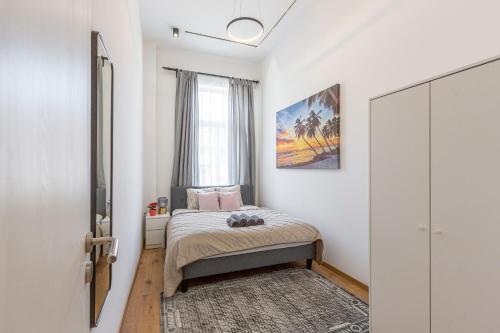 Habitación pequeña con cama y ventana en Exclusive Rákoczi Residence by Anna en Budapest