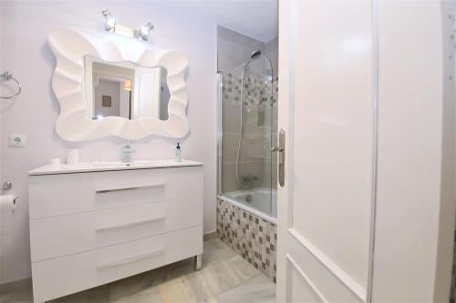Et badeværelse på Estepona Centre Apartment PUCCINI