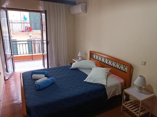 Un dormitorio con una cama con almohadas azules. en Savvas&Katia's luxury house en Mantoúkion