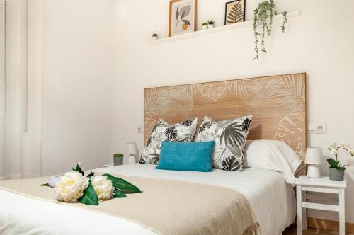 een slaapkamer met een groot bed met blauwe kussens bij Apartamento con terraza y vistas al canal by InsideHome in Empuriabrava