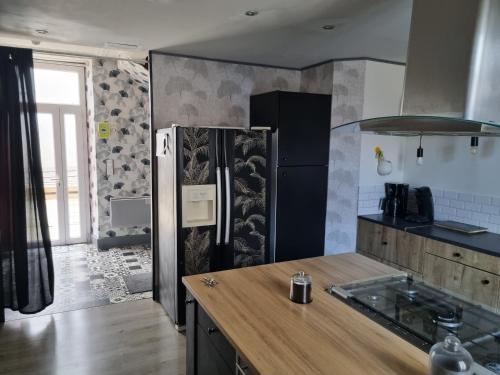 kuchnia z lodówką i drewnianym blatem w obiekcie Maison la vague w mieście Meyrueis