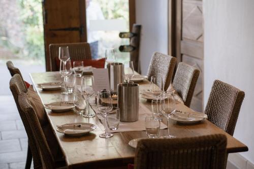 a wooden table with wine glasses on top of it at Cabinett 1876 in Trittenheim