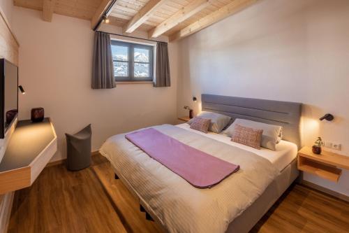 a bedroom with a large bed and a window at Riedbergerhorn - Gasthof & Ferienwohnungen in Bolsterlang